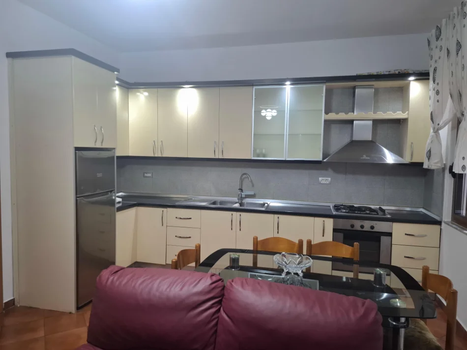 Tirane, jepet me qera shtepi 1+1+parkim Kati 1, 65 m² 400 € (Lokal 2 Palmat Astir)