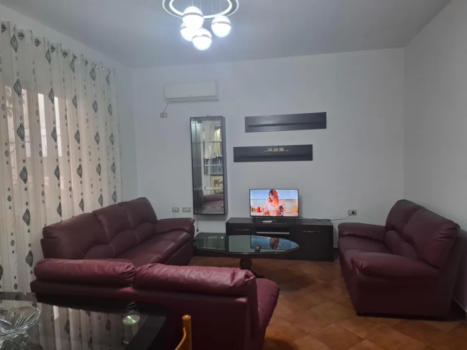 Tirane, jepet me qera shtepi 1+1+parkim Kati 1, 65 m² 400 € (Lokal 2 Palmat Astir)