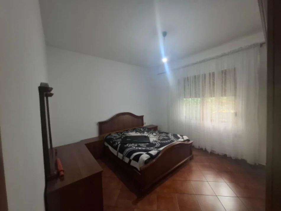 Tirane, jepet me qera shtepi 1+1+parkim Kati 1, 65 m² 400 € (Lokal 2 Palmat Astir)