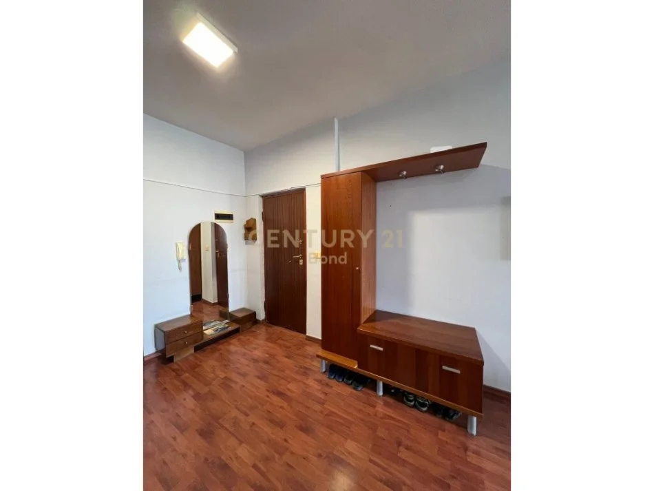 Tirane, jepet me qera apartament 2+1 Kati 4, 130 m² 650 € 
