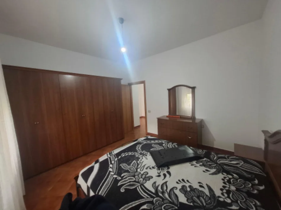 Tirane, jepet me qera shtepi 1+1+parkim Kati 1, 65 m² 400 € (Lokal 2 Palmat Astir)