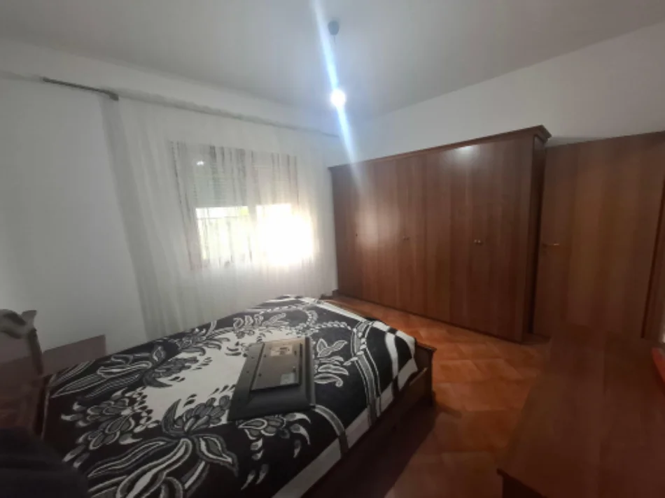 Tirane, jepet me qera shtepi 1+1+parkim Kati 1, 65 m² 400 € (Lokal 2 Palmat Astir)
