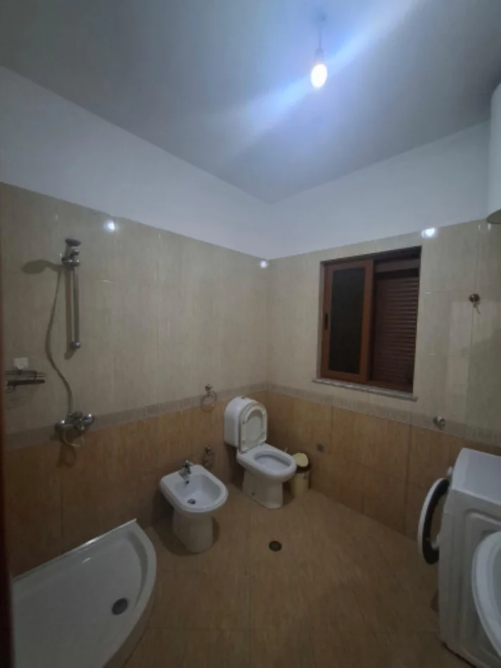 Tirane, jepet me qera shtepi 1+1+parkim Kati 1, 65 m² 400 € (Lokal 2 Palmat Astir)
