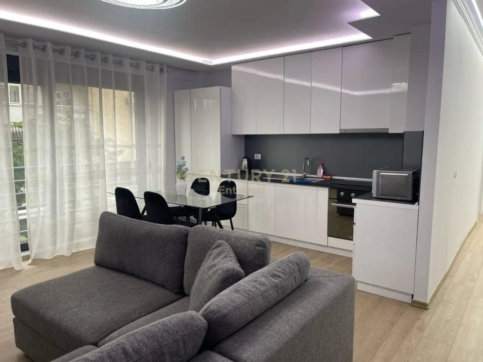 Tirane, jepet me qera apartament 2+1 Kati 1, 102 m² 850 € (Pazari ri)