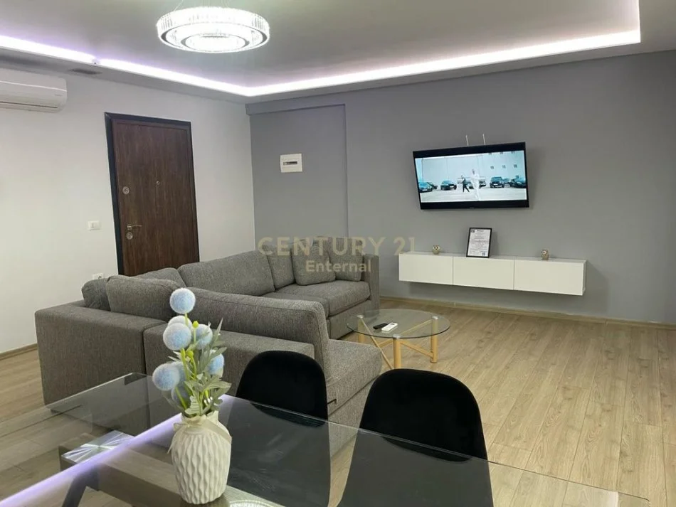 Tirane, jepet me qera apartament 2+1 Kati 1, 102 m² 850 € (Pazari ri)
