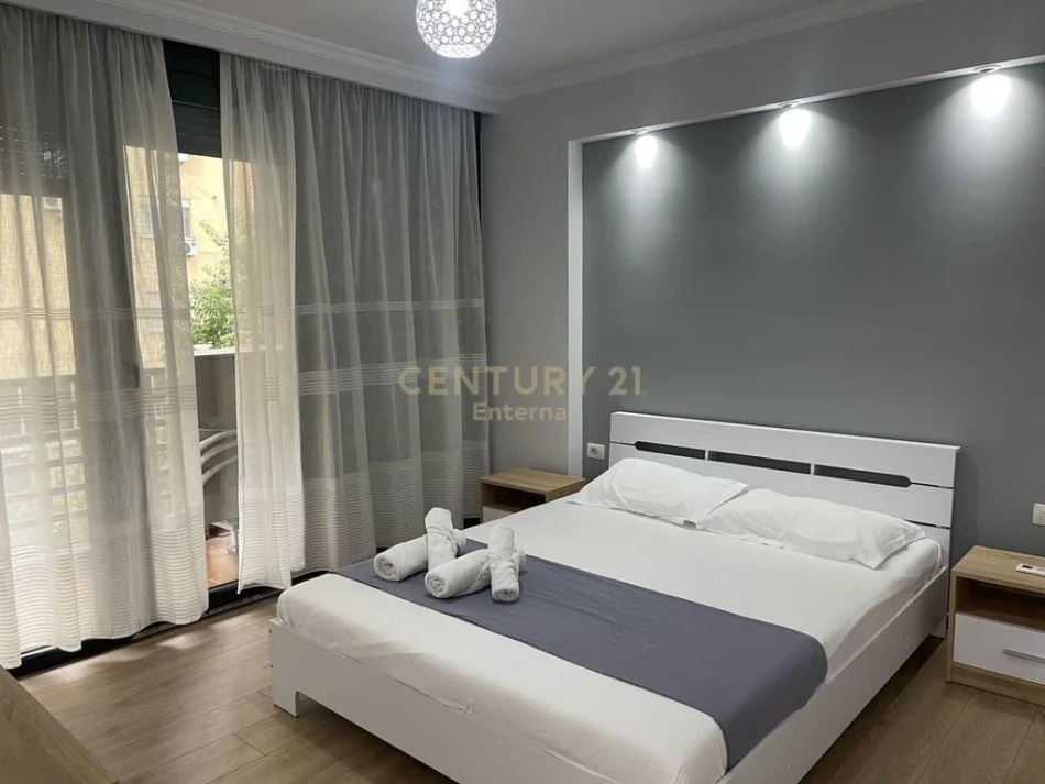 Tirane, jepet me qera apartament 2+1 Kati 1, 102 m² 850 € (Pazari ri)