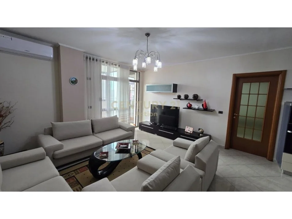 Tirane, jepet me qera apartament 3+1 Kati 8, 130 m² 1.000 € 