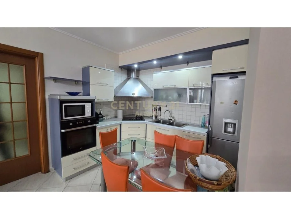 Tirane, jepet me qera apartament 3+1 Kati 8, 130 m² 1.000 € 