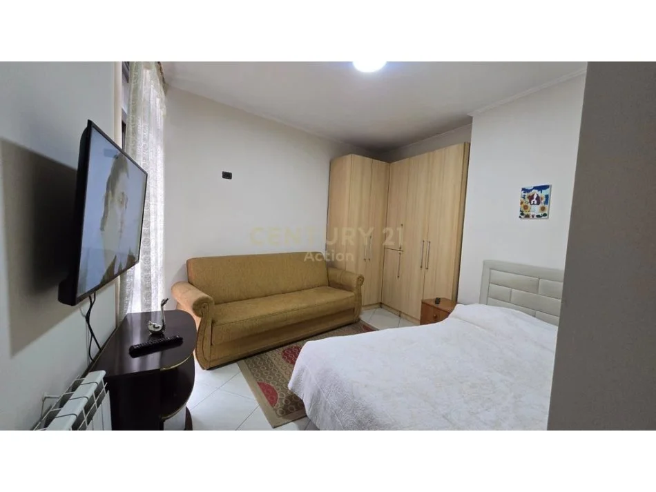 Tirane, jepet me qera apartament 3+1 Kati 8, 130 m² 1.000 € 