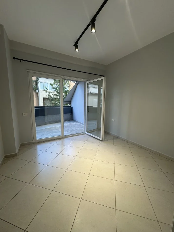 Tirane, jepet me qera ambjent biznesi Kati 3, 87 m² 500 € 