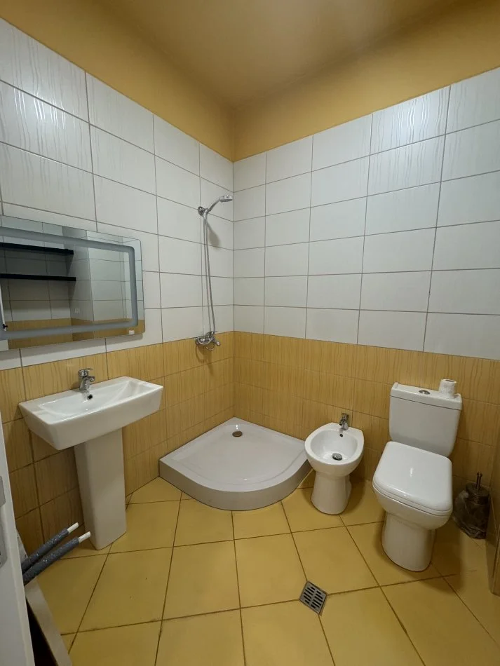 Tirane, jepet me qera ambjent biznesi Kati 3, 87 m² 500 € 