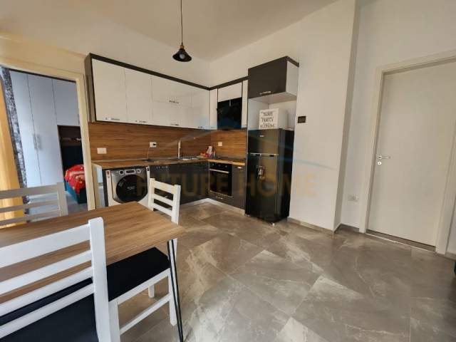 Tirane, jepet me qera apartament 1+1+BLK Kati 1, 39 m² 300 Euro (Kompleksi Mangalem)