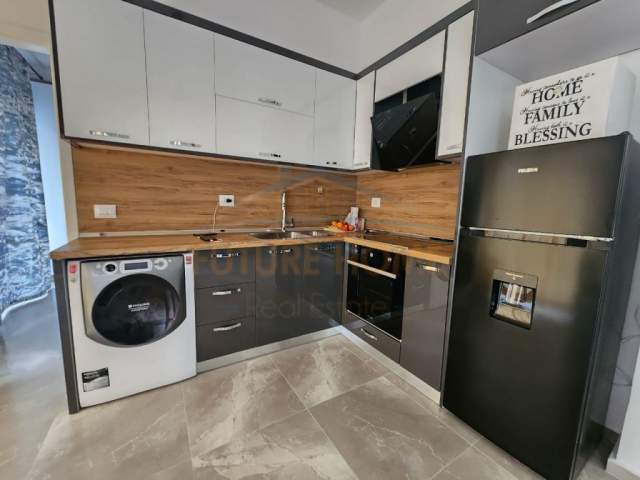 Tirane, jepet me qera apartament 1+1+BLK Kati 1, 39 m² 300 Euro (Kompleksi Mangalem)