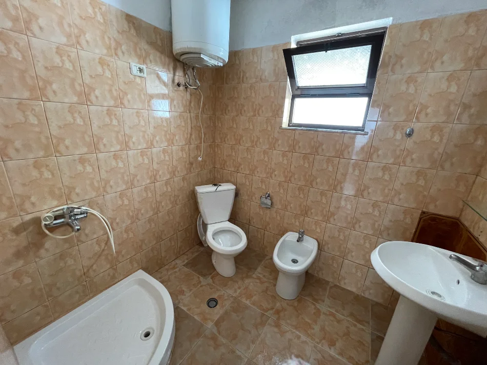 Tirane, jap me qera shtepi 1+1+Ballkon Kati 1, 280 € 