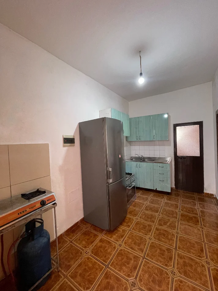 Tirane, jap me qera shtepi 1+1+Ballkon Kati 1, 280 € 