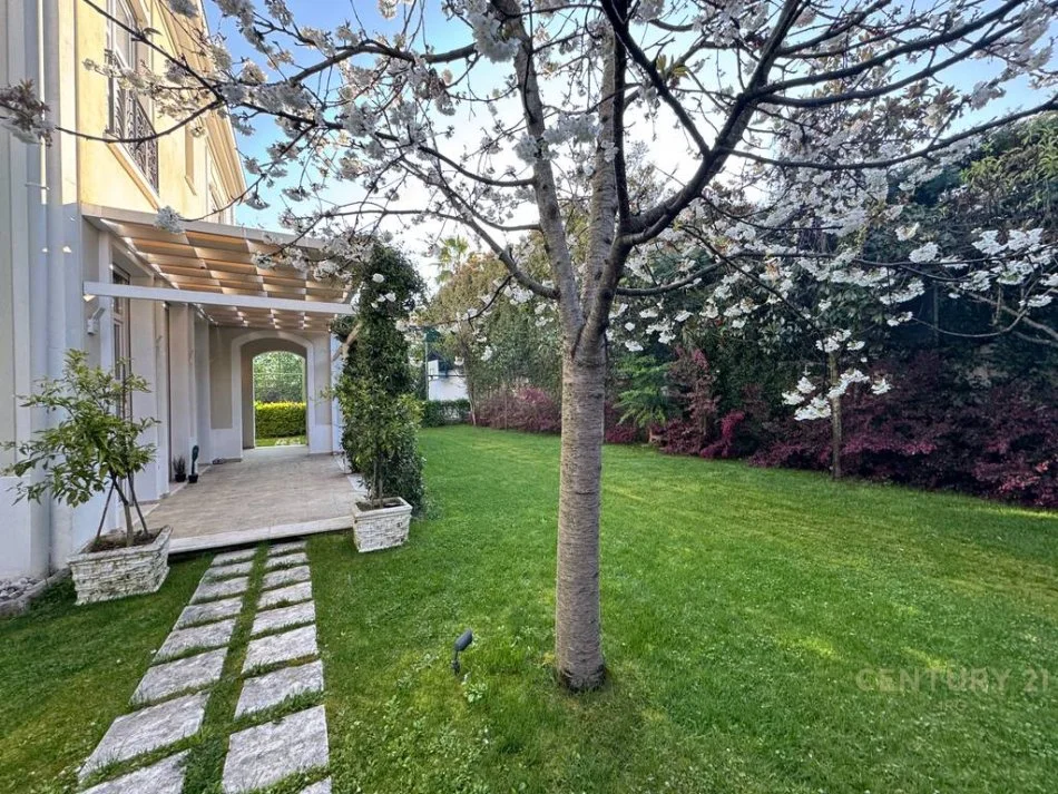 Tirane, jepet me qera Vile 3 Katshe , 410 m² 5.000 € (Rolling Hills)