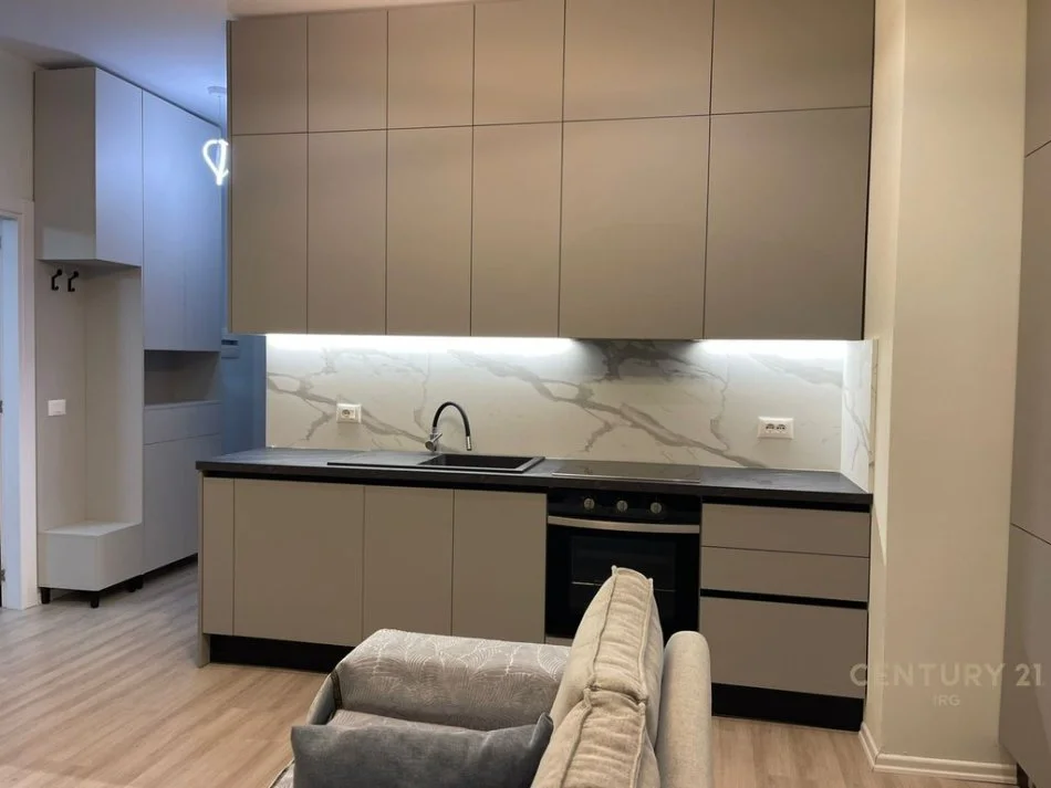 Tirane, jepet me qera apartament 1+1+Ballkon Kati 9, 50 m² 700 € 