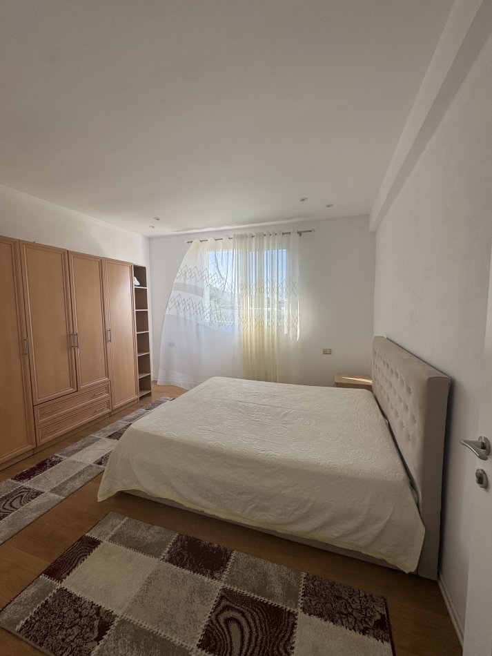 Tirane, jepet me qera apartament duplex 2+1 Kati 4, 100 m² 400 € (Nela ne Yzberisht)