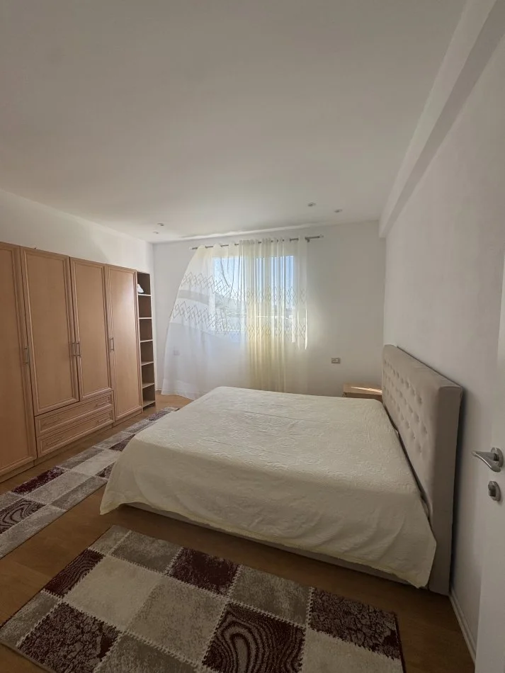 Tirane, jepet me qera apartament 2+1 Kati 4, 100 m² 370 € (Yzberisht)