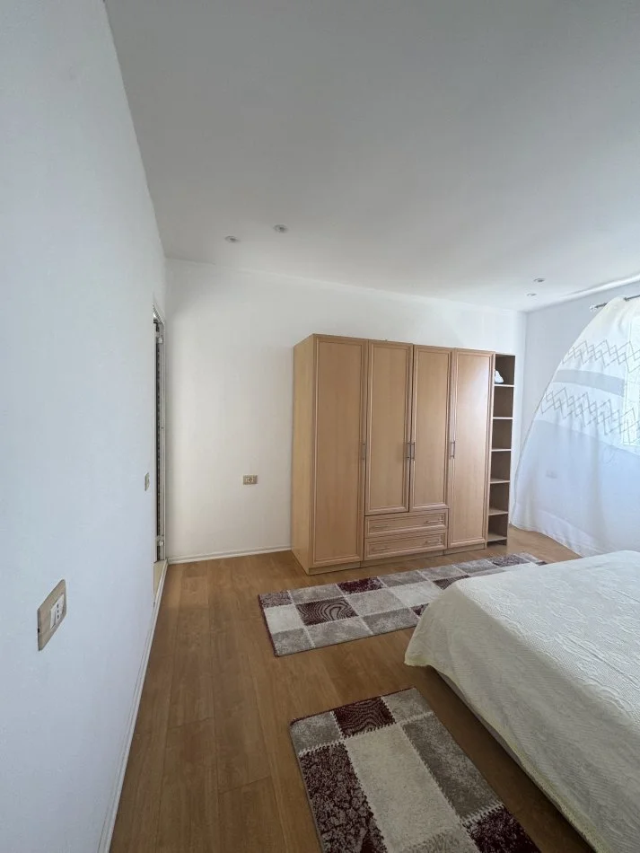 Tirane, jepet me qera apartament 2+1 Kati 4, 100 m² 370 € (Yzberisht)