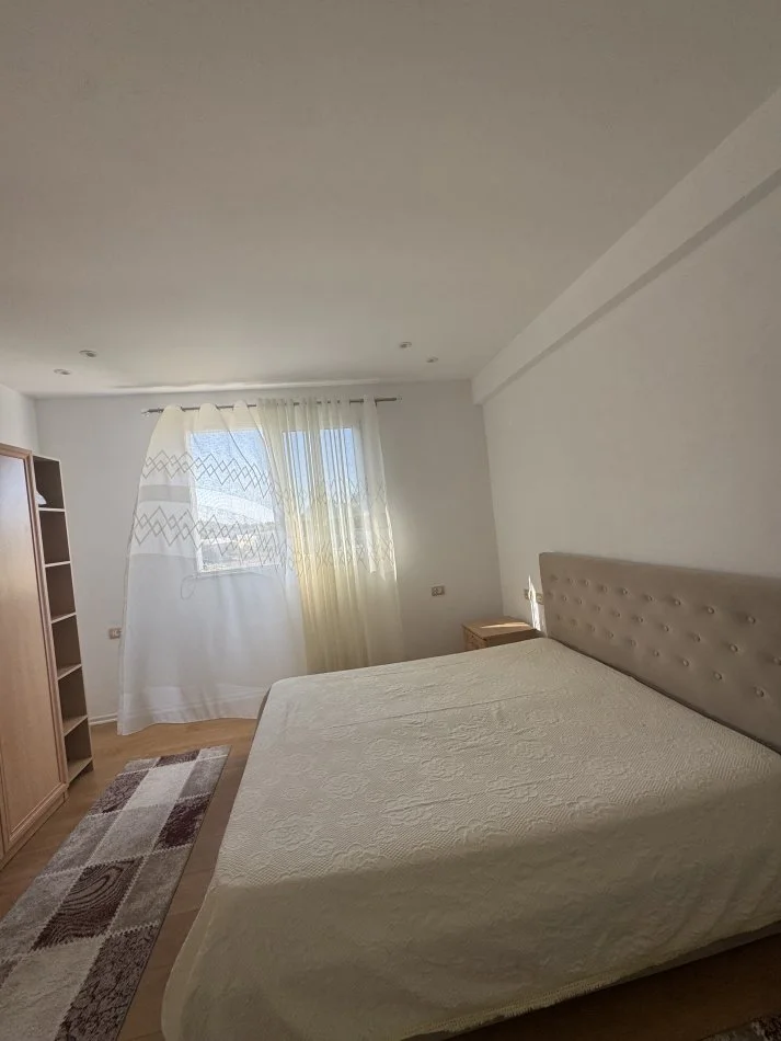 Tirane, jepet me qera apartament 2+1 Kati 4, 100 m² 370 € (Yzberisht)