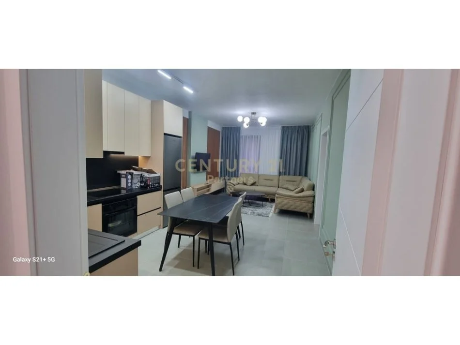 Tirane, jepet me qera apartament 2+1 Kati 1, 98 m² 700 € (Unaza Re)
