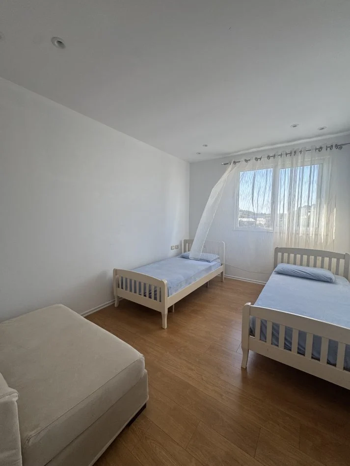 Tirane, jepet me qera apartament 2+1 Kati 4, 100 m² 370 € (Yzberisht, prane rrethrrotullimit te Yzberishtit)