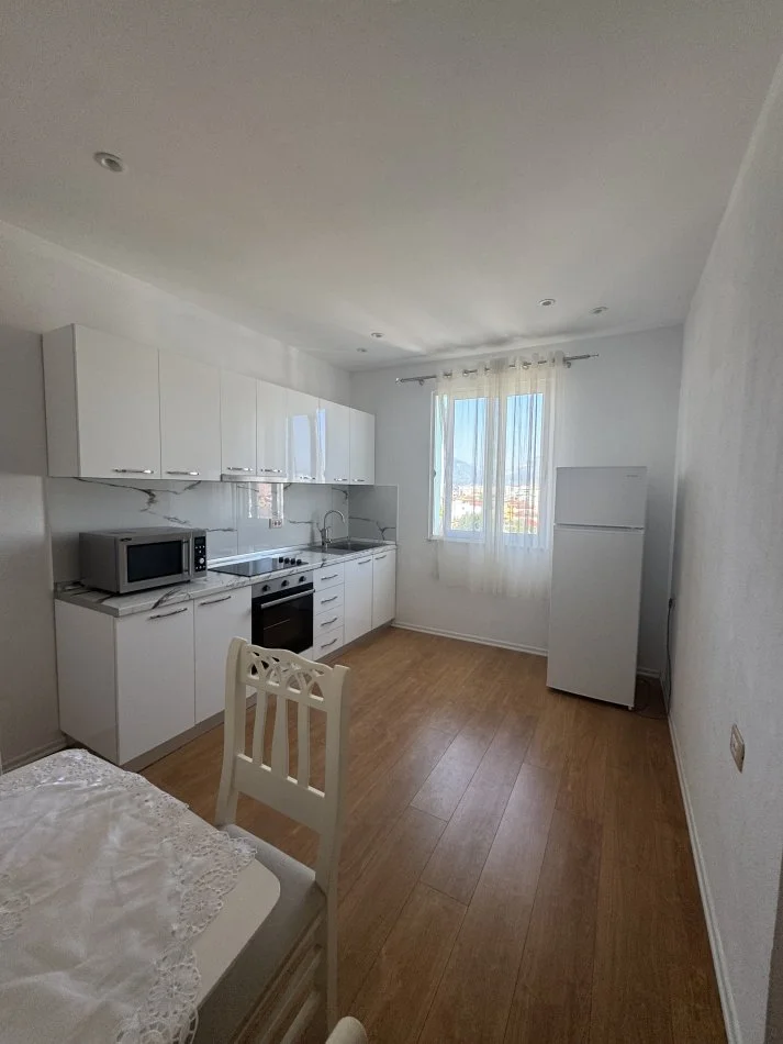 Tirane, jepet me qera apartament 2+1 Kati 3, 105 m² 390 € (Yzberisht)