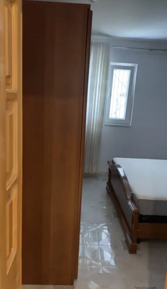 Tirane, jepet me qera shtepi 1+1 Kati 1, 80 m² 500 € (Fusha e Aviacionit)