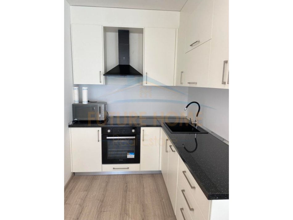Tirane, jepet me qera ambjent biznesi Kati 7, 110 m² 1.000 € (Ismail Qemali,Bllok)