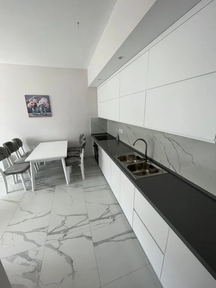 Tirane, jepet me qera 2+1+Ballkon Kati 5, 98 m² 750 € 