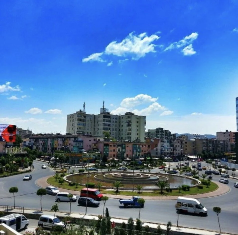 Tirane, jepet me qera ambient biznesi , 30 m² 230 €