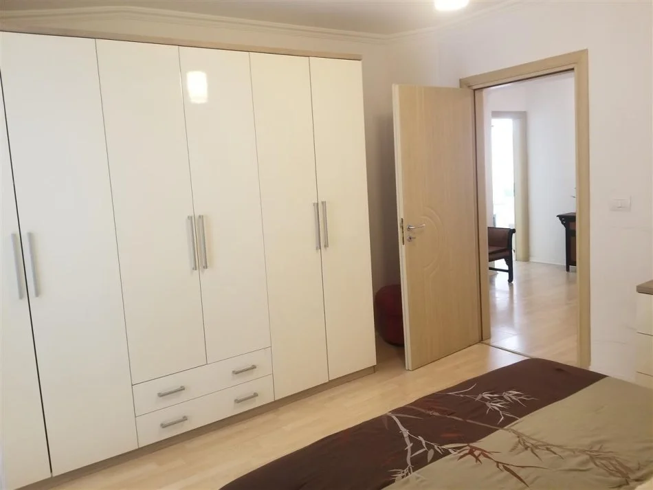 Tirane, jepet me qera apartament 2+1 Kati 3, 112 m² 800 € (Kafe Roma ne Bllok)