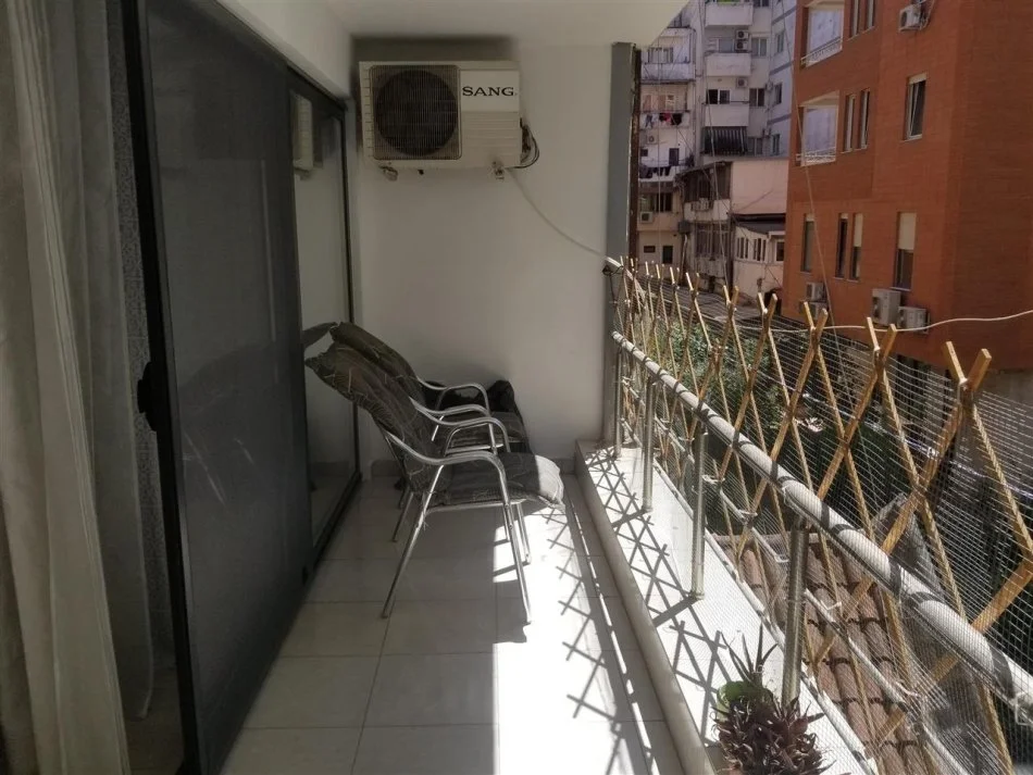 Tirane, jepet me qera apartament 2+1 Kati 3, 112 m² 800 € (Kafe Roma ne Bllok)