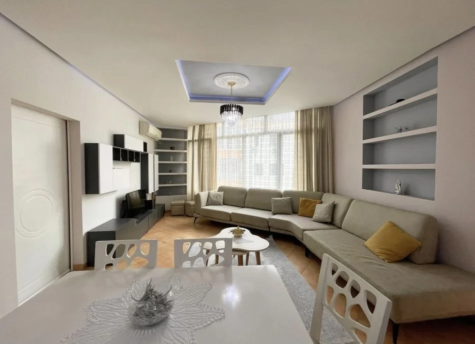 Tirane, jepet me qera apartament 1+1+Ballkon Kati 4, 80 m² 600 € (Liqeni Thate)