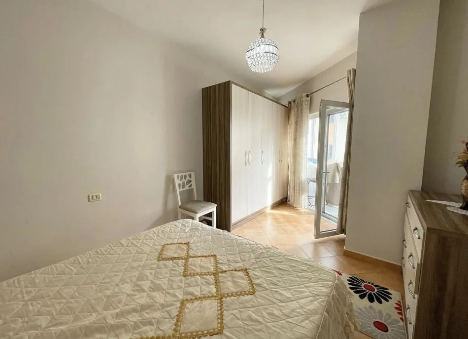 Tirane, jepet me qera apartament 1+1+Ballkon Kati 4, 80 m² 600 € (Liqeni Thate)