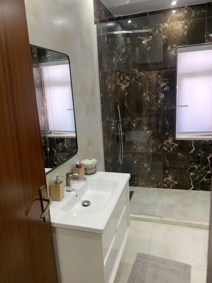 Tirane, jepet me qera apartament 2+1 Kati 3, 86 m² 700 € (Komuna e Parisit)