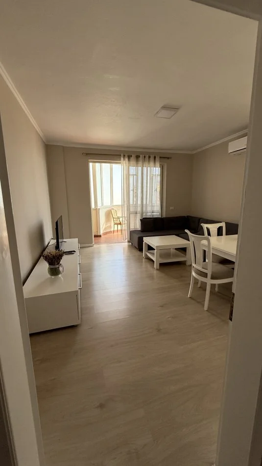 Tirane, jepet me qera apartament 1+1 Kati 8, 77 m² 700 € (Prane stadiumit dinamos)