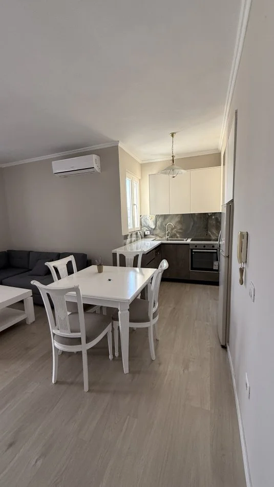 Tirane, jepet me qera apartament 1+1 Kati 8, 77 m² 700 € (Prane stadiumit dinamos)