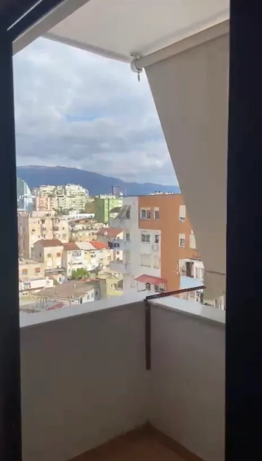 Tirane, jepet me qera apartament 2+1 Kati 8, 100 m² 550 € (Rruga e Kavajes prane Square 21)