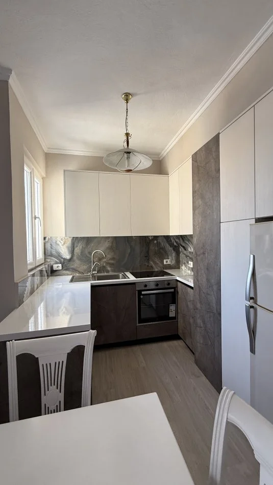 Tirane, jepet me qera apartament 1+1 Kati 8, 77 m² 700 € (Prane stadiumit dinamos)