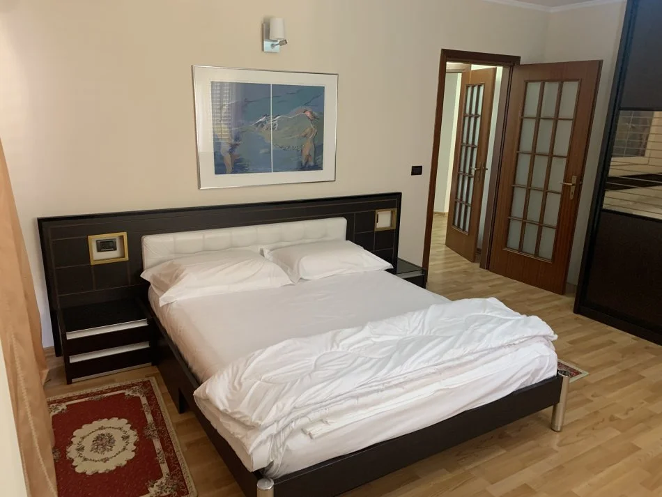 Tirane, jepet me qera apartament 2+1 Kati 3, 86 m² 700 € (Komuna e Parisit)