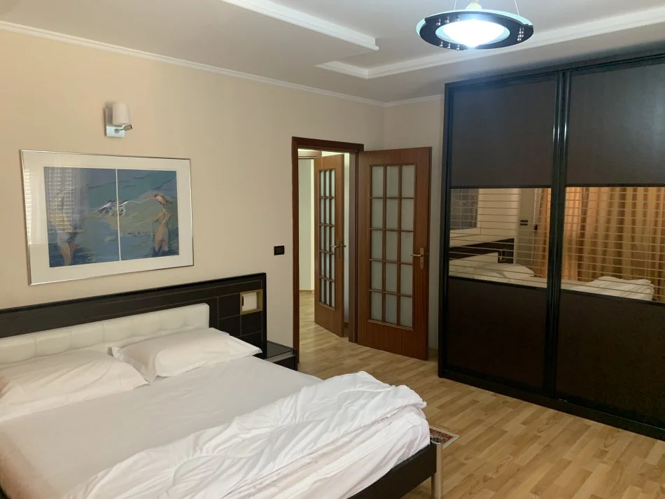 Tirane, jepet me qera apartament 2+1 Kati 3, 86 m² 700 € (Komuna e Parisit)