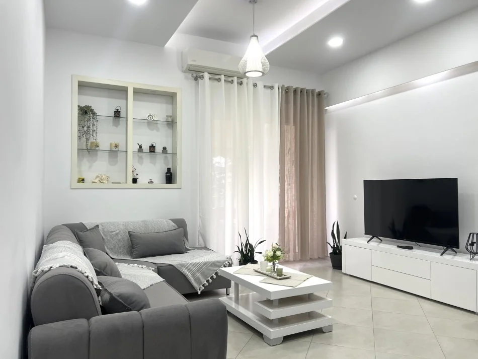 Tirane, jepet me qera apartament 1+1+Ballkon Kati 2, 65 m² 600 € (Kopshti Botanik)