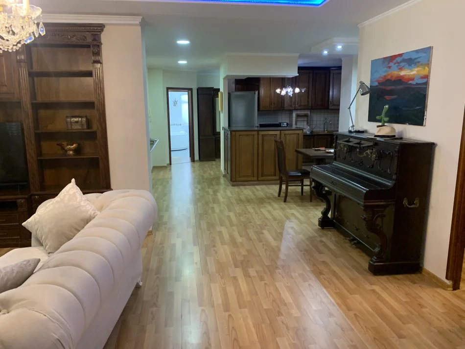 Tirane, jepet me qera apartament 2+1 Kati 3, 86 m² 700 € (Komuna e Parisit)