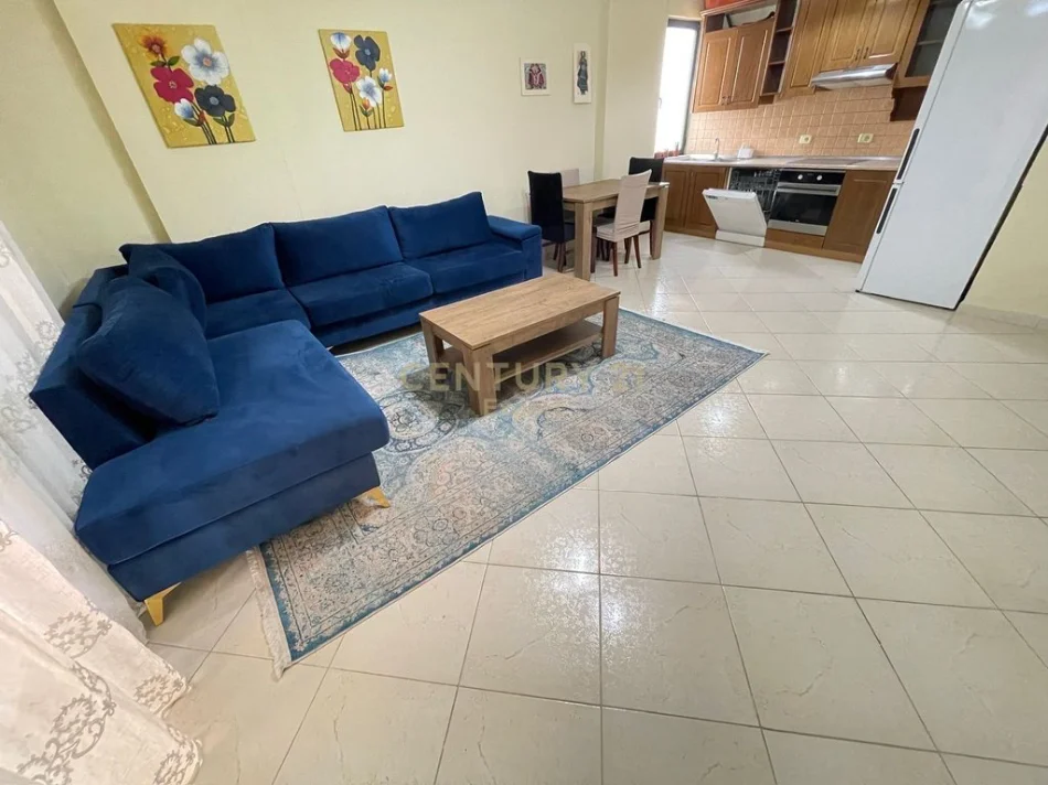 Tirane, jepet me qera apartament 1+1 Kati 3, 70 m² 500 € (selvia)