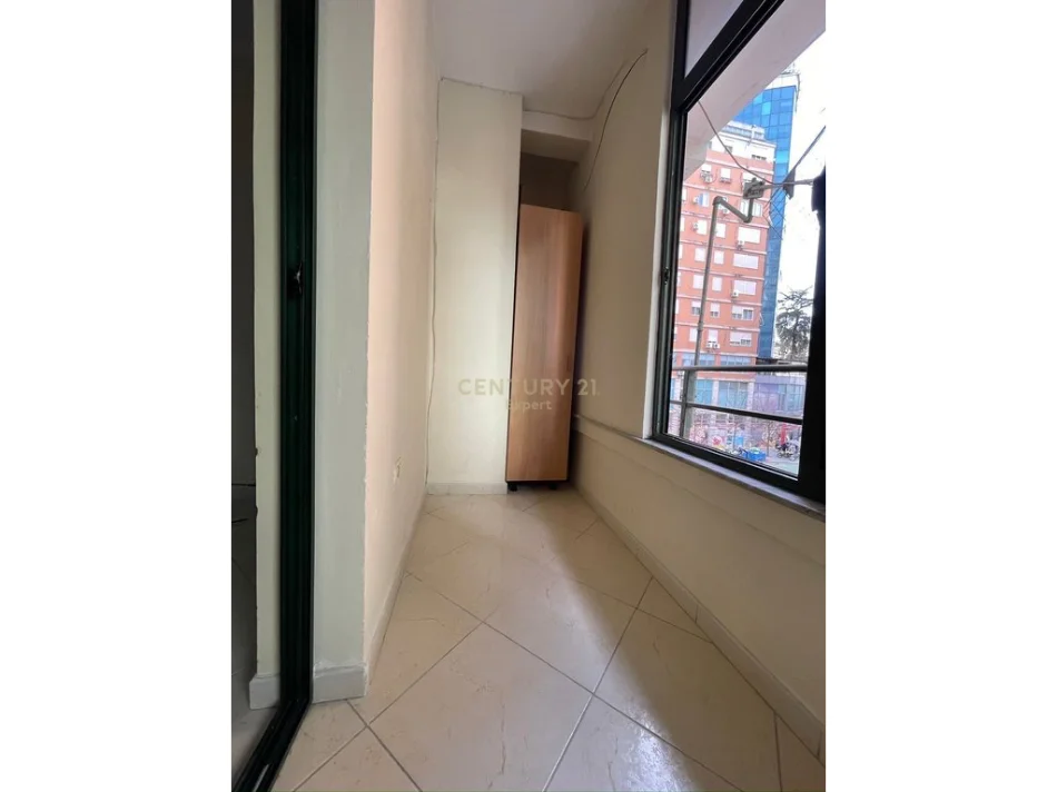 Tirane, jepet me qera apartament 1+1 Kati 3, 70 m² 500 € (selvia)