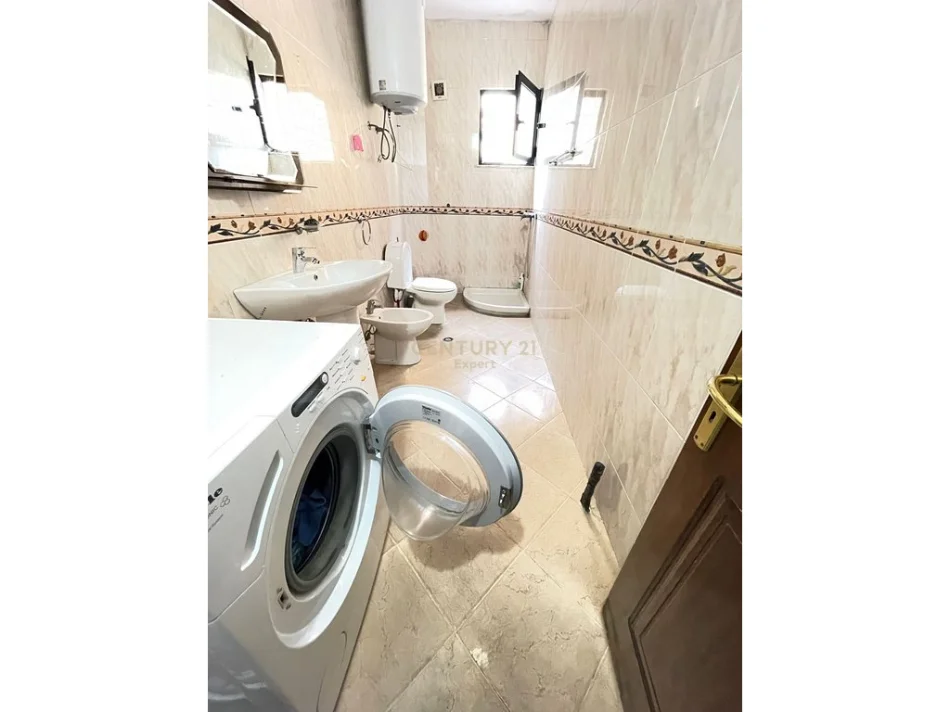 Tirane, jepet me qera apartament 1+1 Kati 3, 70 m² 500 € (selvia)