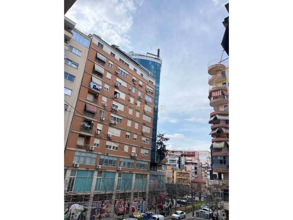 Tirane, jepet me qera apartament 1+1 Kati 3, 70 m² 500 € (selvia)