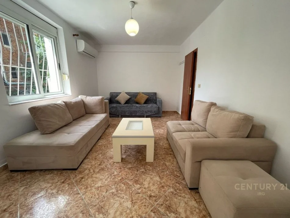 Tirane, jepet me qera apartament 1+1 Kati 2, 63 m² 450 € (Rr. Durresit)
